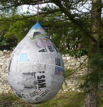 coller les bandes de papier journal sur le ballon