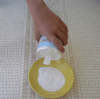 verser du sable dans une assiette